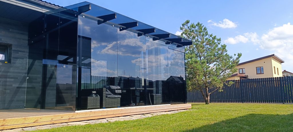 Wir bieten Holz- und Glaskonstruktionen an.